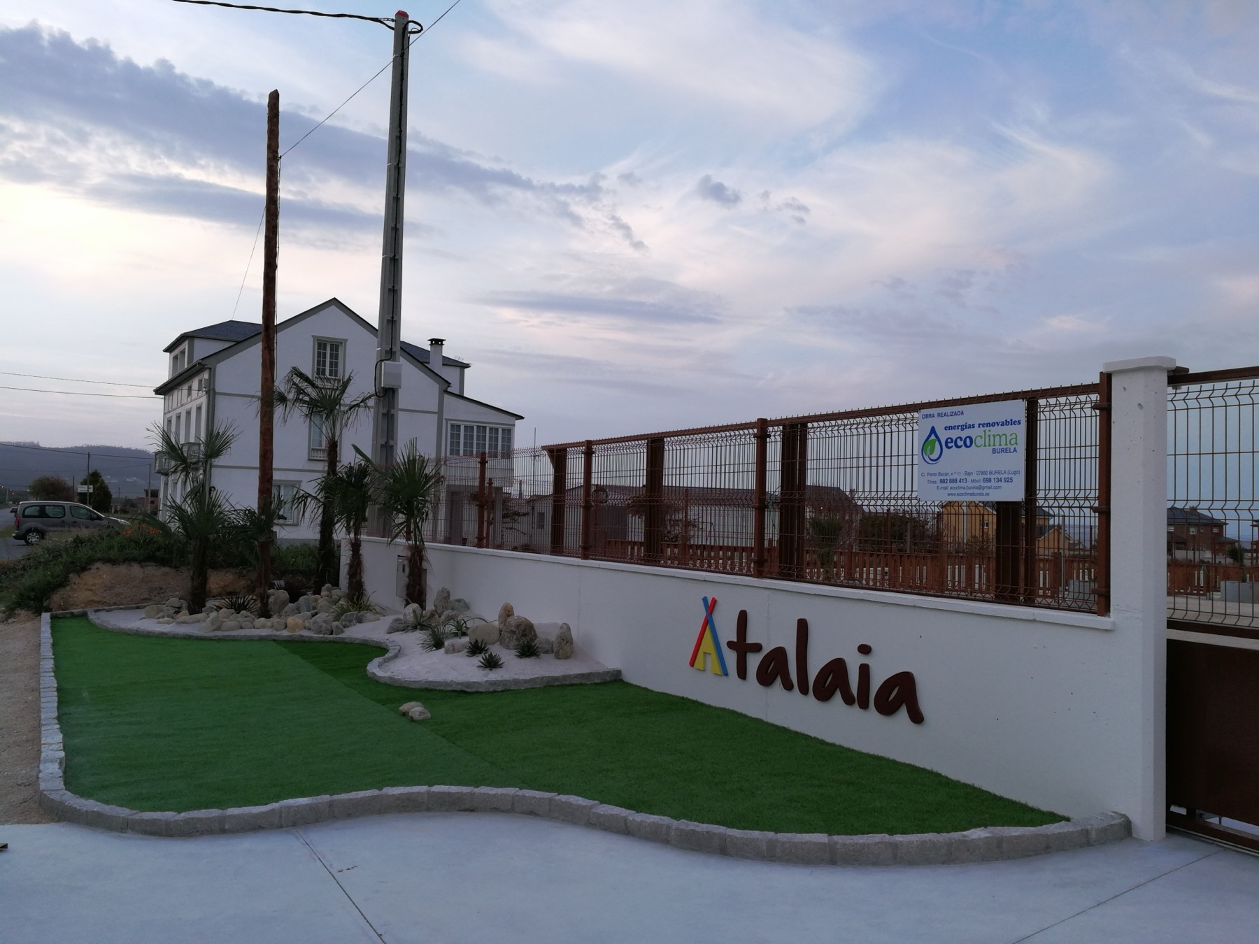 Entrada del área al atardecer